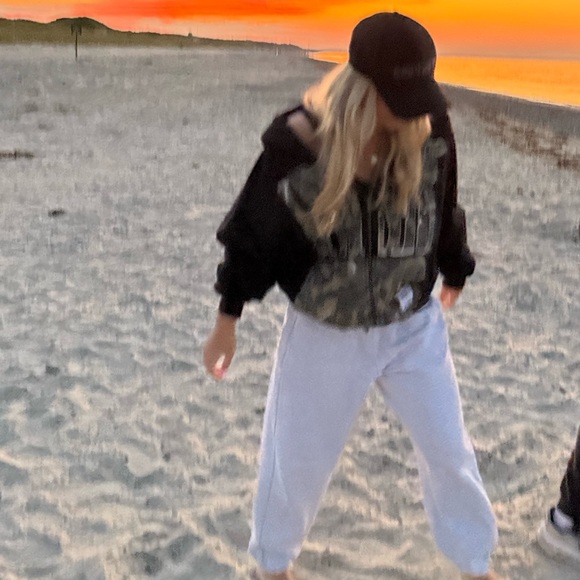 Meet Sarah🌟
——
Closet has Gymshark, Lululemon, Urban, Zara, A&F, and more! - Picture 3 of 7